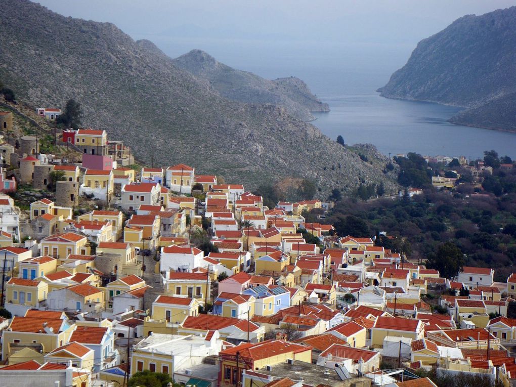 Le port de Symi : on se croirait revenu à l'automne dernier dans les îles italiennes. Les couleurs, l'architecture, les ruelles... et le climat ! Une semaine sans un souffle d'air et des températures à la hausse...