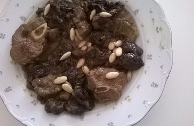 TAJINE D'AGNEAU AUX PRUNEAUX ET RAISINS SECS