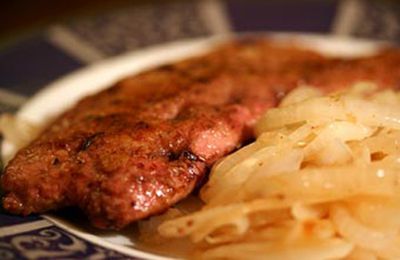 Hígado de ave agridulce con calabazas, portobellos y puerros salteados