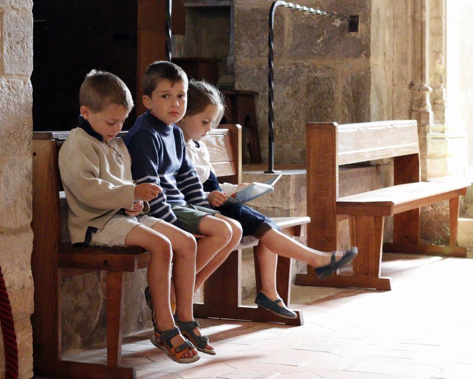 Messe de ce 5e dimanche de Pâques en lien avec la messe d'inauguration de notre pape Léon XIV à Rome. Notre curé porte à cette occasion le nouvel aube offert par Danielle J. qui est actuellement en soin palliatif pour son cancer.