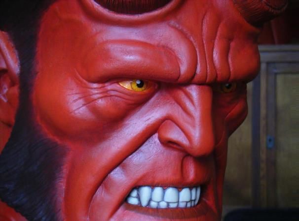 En     :  My take on the famous character created by Mike Mignola.
Fr     :  Ma representation d'Hellboy, originalement créé par Mike Mignola.
Es     :  El busto de Hellboy que he hecho, segun el personaje de Mike Mignola.