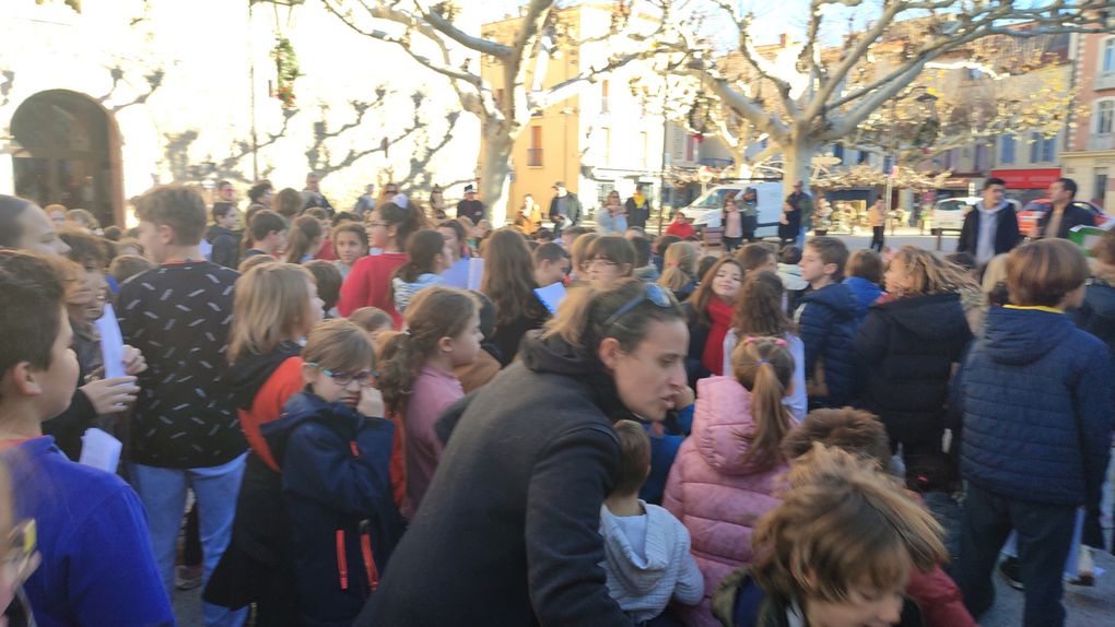 Els alumnes que aprenen català a Prada homenatgen Pompeu Fabra amb danses i cançons!