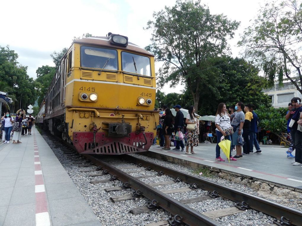 Les touristes sont nombreux (le week-end) à se photographier sur les rails et devant les trains qui l’empruntent.