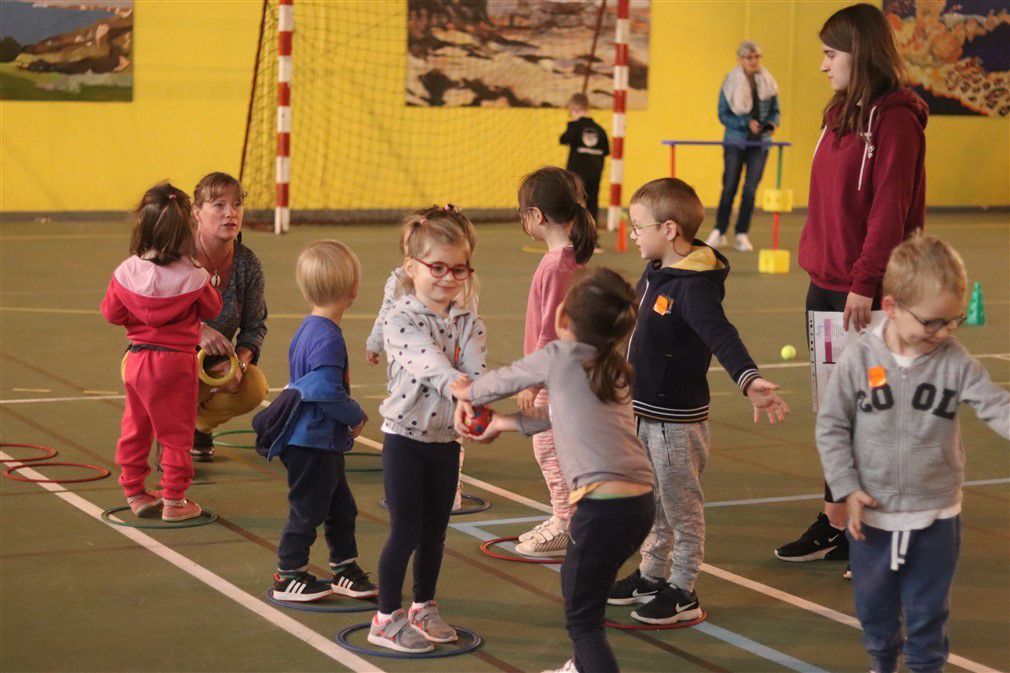 Rencontre sportive en maternelle