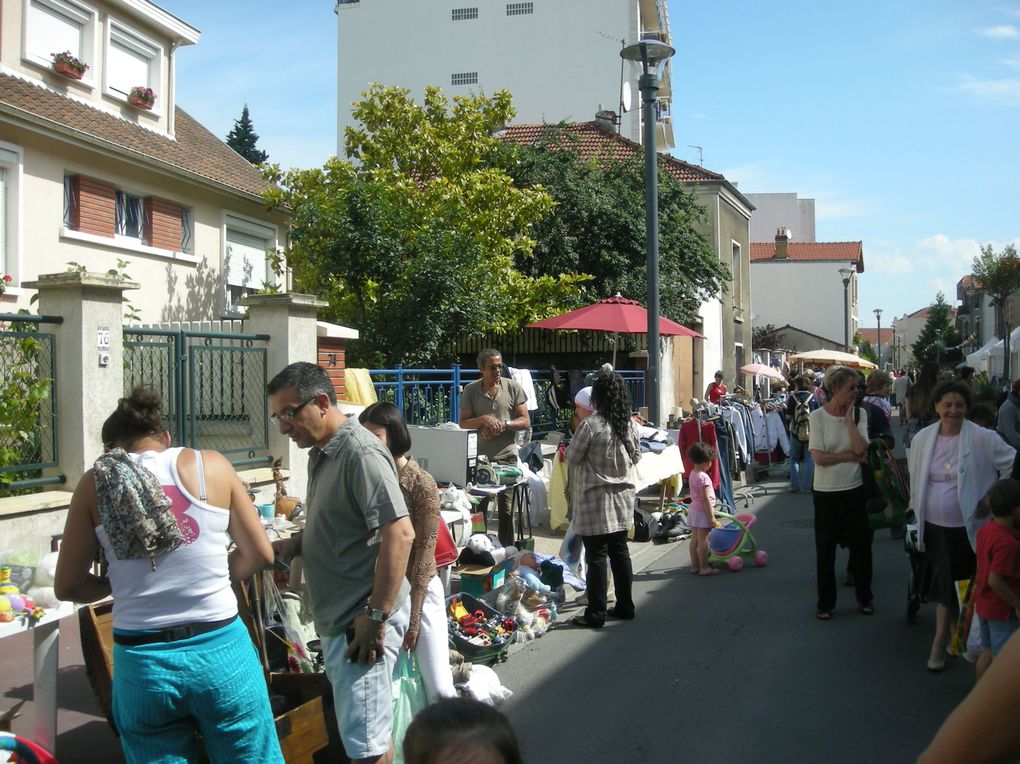 La Fête de la rue à lieu en juin depuis 9 ans, initialement un samedi, puis depuis 3 ans un dimanche. A cet effet, la portion de la rue située entre le carrefour avec la rue de Romainville et la bibliothèque est fermée à la circulation de 8h à