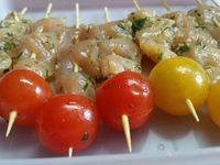 2 - Mettre les aiguillettes de poulet en marinade d'herbes la veille dans une récipient plastique avec couvercle. Monter les aiguillettes en brochettes avec des tomates cerises rouges et jaunes le jour de votre plancha party.