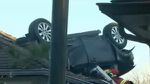VIDEO. Après un accident, une voiture atterrit sur le toit d'une maison