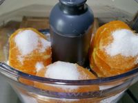 1 - Faire ramollir la gélatine dans l'eau froide. Préparer le sucre. Eplucher et peler 3 mandarines, les passer au mixeur avec 50 gr de sucre.