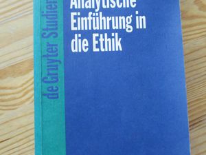 Wer sich zu Moral und Ethik belesen, informieren möchte, findet bspw. hier Möglichkeit dazu: Dieter Birnbacher - "Analytische Einführung in die Ethik".