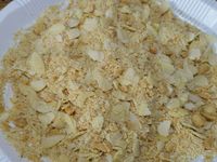 1 - Mélanger la chapelure, les amandes effilées et les cacahuètes concassées. Battre les oeufs en omelette, saler et poivrer.