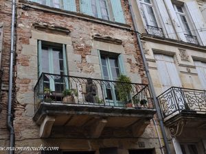 Dans la rue des Cieutats, des balcons attirent notre attention !  (clic sur les photos)