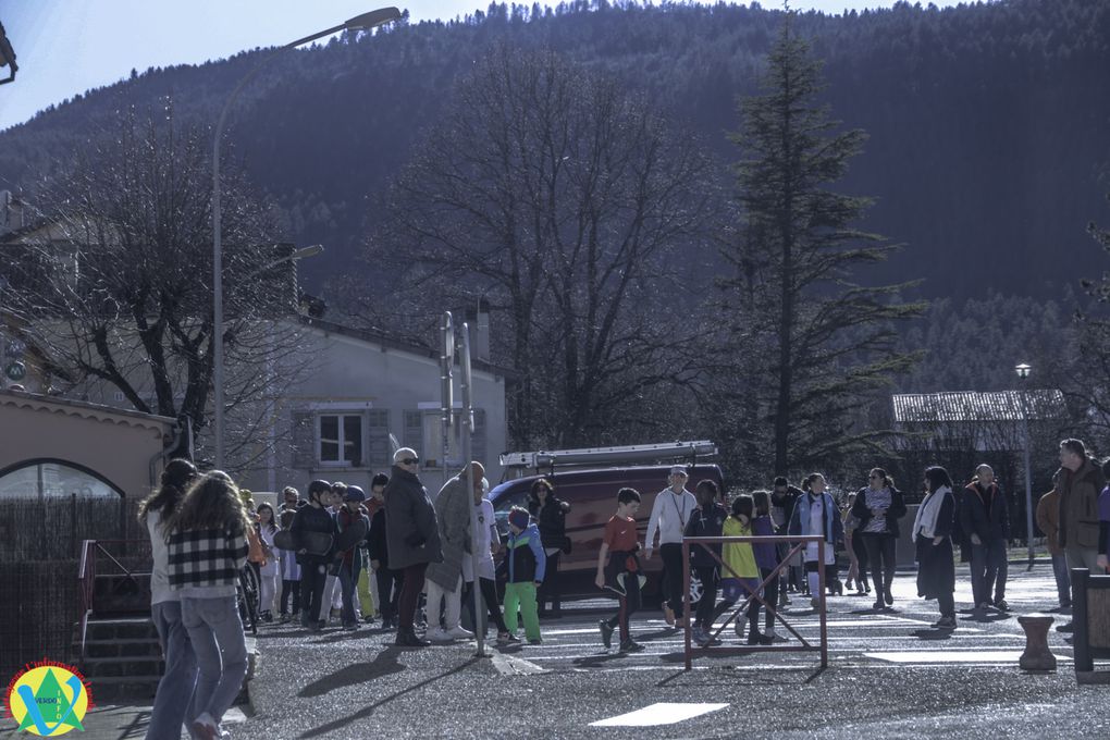 Carnaval des écoles à Saint André les Alpes : un défilé haut en couleur sur le thème des Jeux olympiques.