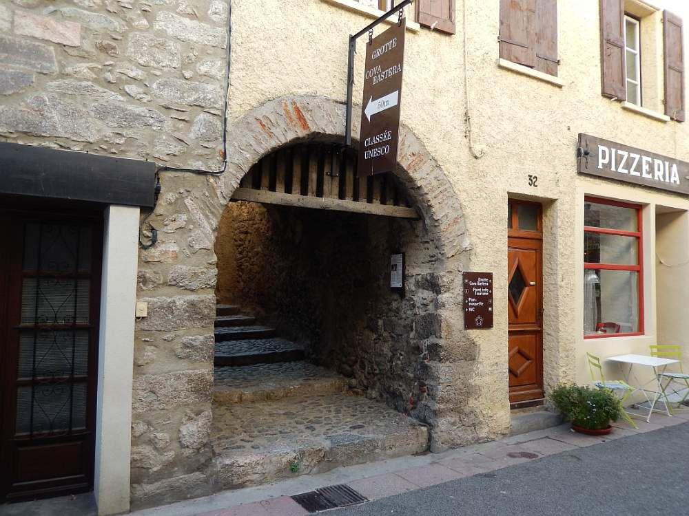 Une cité exceptionnelle de la vallée du Conflent, construite en "marbre rose de Villefranche"