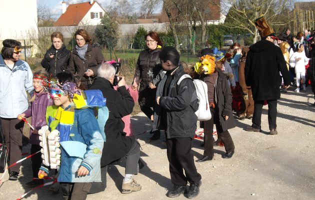 LES ÉCOLIERS DÉFILENT DANS LA RUE…@ Trainou.