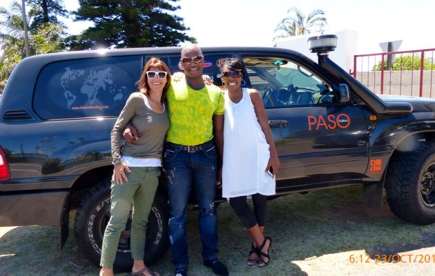 Durban , Belle rencontre Makhosi une jeune sud africaine et son ami Vukani. Grâce à leur gentillesse nous allons pouvoir laisser le Toy en février et mars chez Peter le patron de la concession automobile voisine . Donc tout va pour le mieux.....après une journée passée aux formalités de récupération du Toy , nous pouvons enfin décoller . 