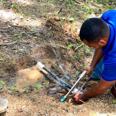 Alcaldía de Juan José Mora e Hidrocentro reparan tubería de aguas blancas en la comunidad Colinas de Pequiven