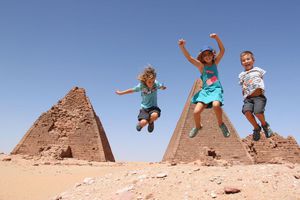 Mini-pyramides et grand désert