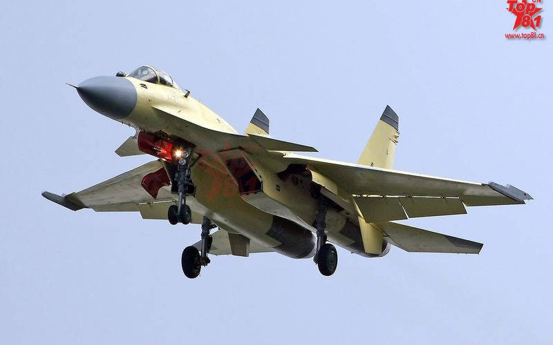 Le porte-avions chinois Liaoning en exercice avec ses Shenyang J-15