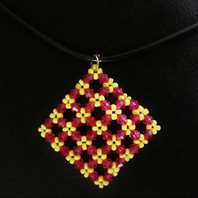 parure collier bracelet et boucles d'oreilles en perles rose et jaune