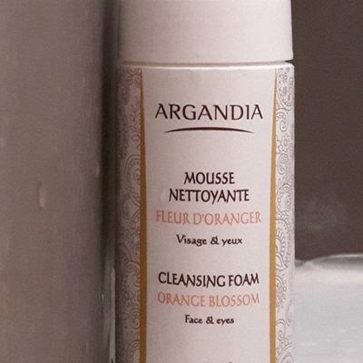 Mousse nettoyante visage à la fleur d'oranger de chez Argandia