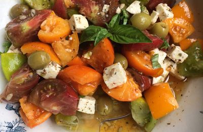 Salade fraîche et colorée tomates féta basilic 