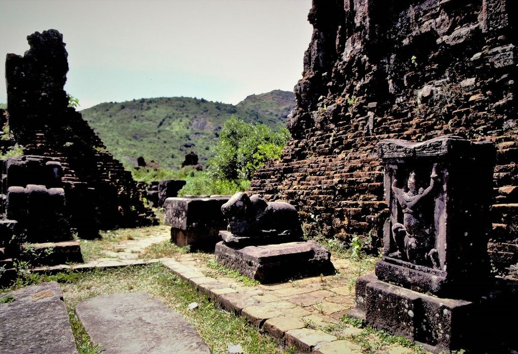 Ces dias témoignent qu'un empire peut disparaître sans laisser beaucoup de traces. En effet, il ne                                                    subsiste pas grand-chose des 70 temples chams érigés sur le site de My Son - à part des ruines. Pourtant la civilisation chame s'étendait sur des centaines de kilomètres au centre du Vietnâm. Du II ème au XIII ème siècle, elle a connu les Chinois, les Hindous, a assimilé leur art. Quand ceux-ci se sont convertis à l'islam pour mieux commercer, cette civilisation a continué à prospérer. Puis... plus rien: sa langue, son art, ses rites ont sombré dans l'oubli à partir du XVème siècle. Ce n'est qu'en 1889 qu'un Français, C.Paris, a redécouvert les vestiges de My Son. Dernières dias: le fascinant musée cham de Da Nang.