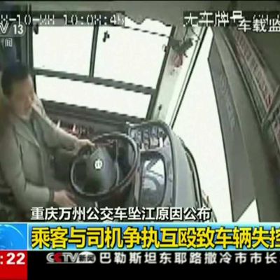 Chine : Un chauffeur crash son bus