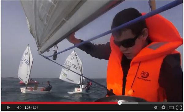 Adrien pousse sur la bôme et choque son écoute de grand'voile pour passer en vent arrière