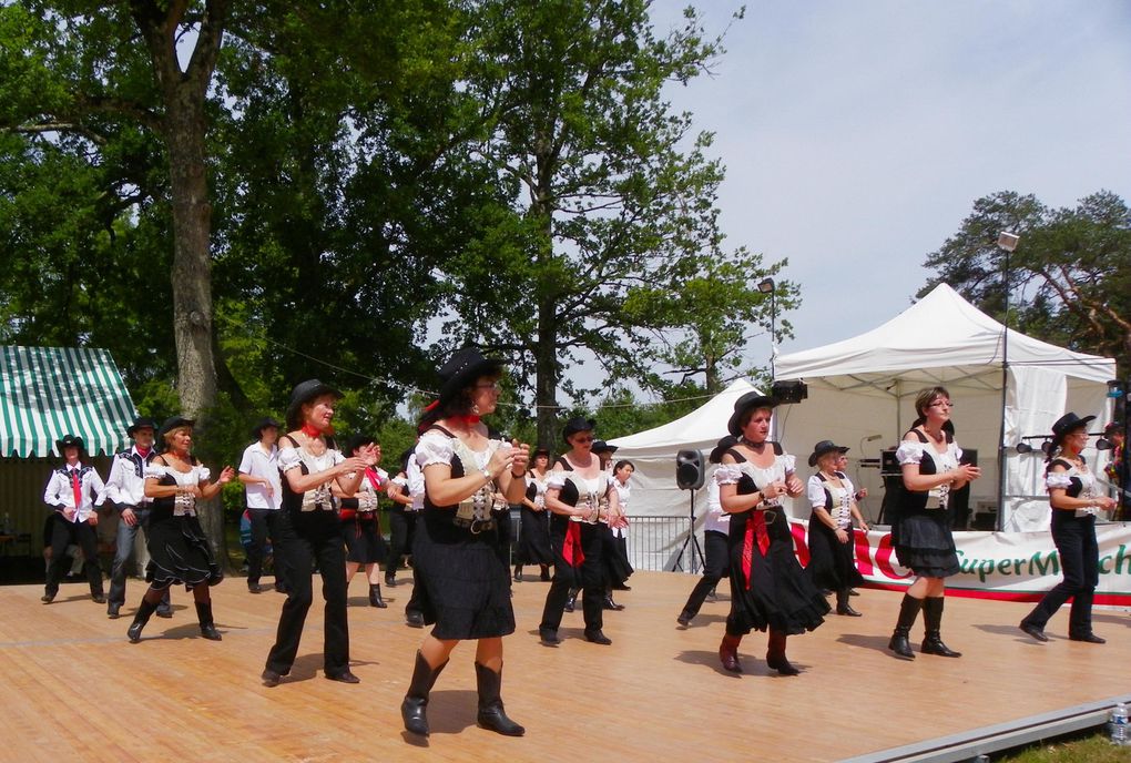 Très belle démo le 28 mai le Baugé Nogent sur Vernisson, bel après midi de Country.
Merci à tous les participants, merci à Christian pour les photos