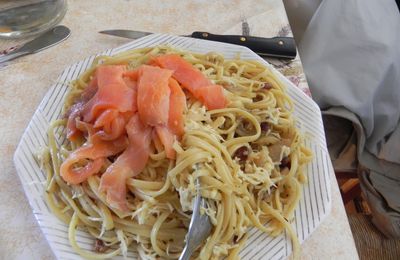 Linguines au saumon fumé en Sofregit des îles.