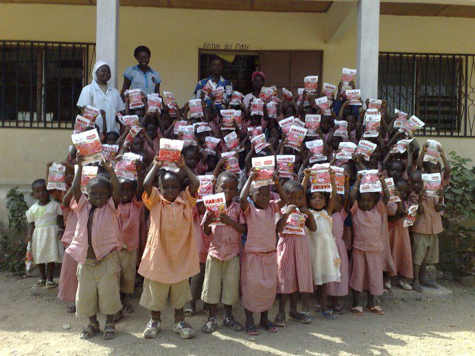 Distribution des bonbons du conteneur reçu en 2011 grâce aux efforts de Franziska et Leo Strauch d'Allemagne. Le nom de photo indique en même temps le lieu de la paroisse. C'est juste quelques exemples, car tous les diocèses du Togo et quelques p