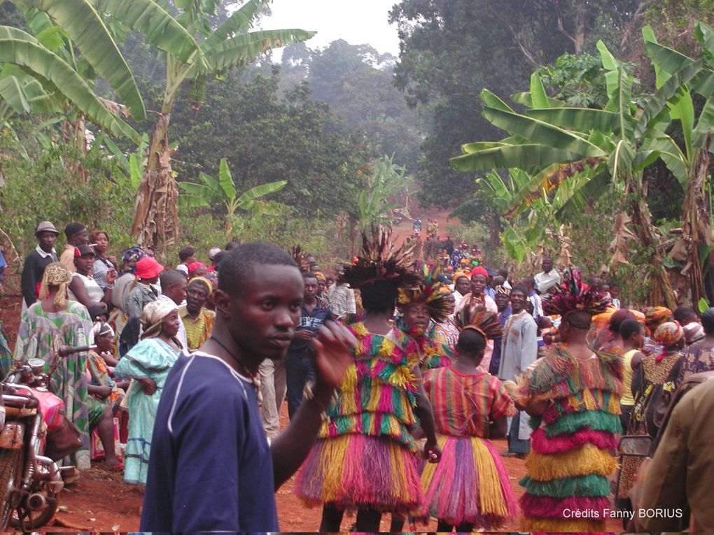 Au Cameroun, les funérailles sont une fête. Des photos pleines de couleurs, de sourires et de danses prises  à Mbouda (Ouest Cameroun). Explications à cette adresse : http://fannyborius.over-blog.com/article-28546596.html