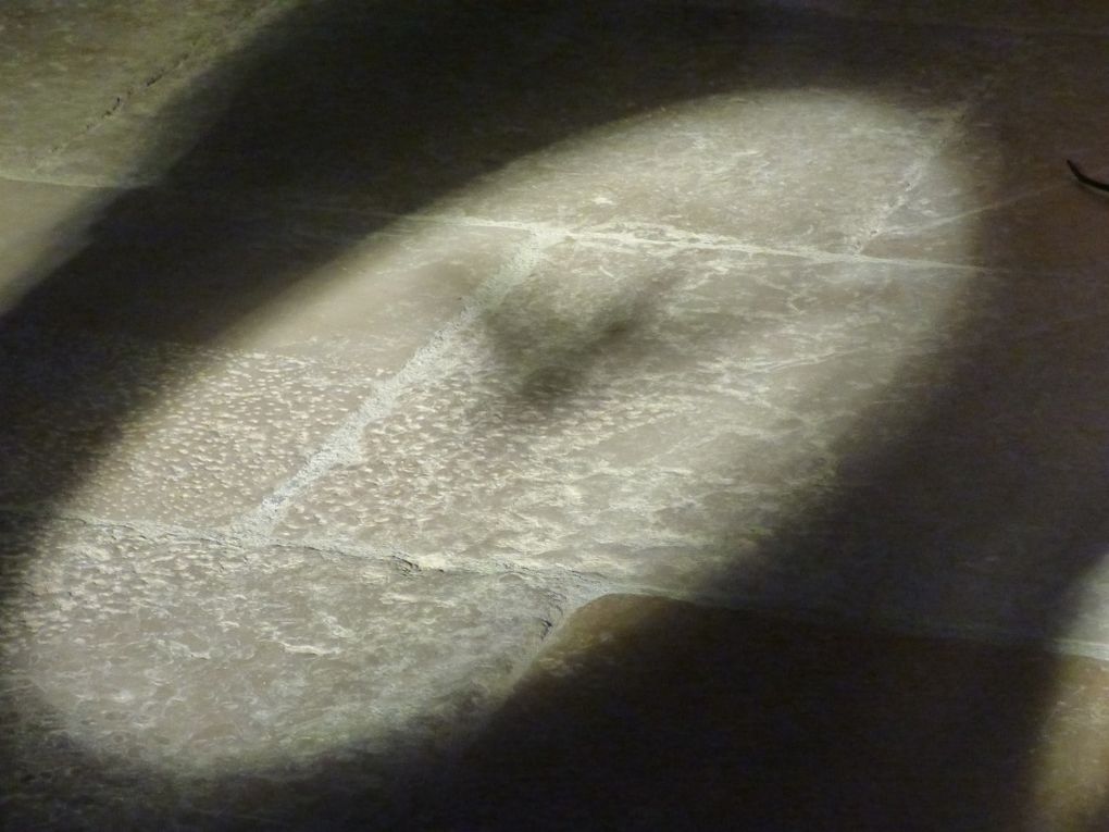 Façade de l'église abbatiale de St Antoine, le parvis et l'escalier ont été remis à neuf...Le 6 août vers 18h la lumière du soleil passe par la rosace et vient frapper la colombe au dessus de l'autel où reposent les reliques de St Antoine. L'ombre de la colombe vien alors se projeter sur une dalle où les moines ont gravé un triangle...On dit que cette dalle est alors chargée d'une énergie spéciale.