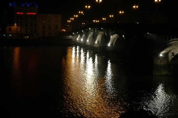 J'ai toujours aimé me promener la nuit dans les villes pour admirer les batiments éclairés, pour ecouter le silence dans un lieu souvent très bruyant, ressentir des choses imperceptibles le jour.