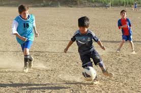 Lionel Messi est né le 24 juin 1987 à Rosario (Argentine). Le petit génie argentin a commencé à jouer au football dans le club des Newell’s Old Boys (1995-2000). Des problèmes de croissance ont failli stopper sa carrière dès l’âge de 10 ans. Après quelques tests, le FC Barcelone décide de prendre en charge son traitement. Lionel Messi rejoint alors le FC Barcelone en 2000. Il gravit rapidement tous les échelons des catégories jeunes pour intégrer l’équipe première à 17 ans. Depuis ce jour Lionel Messi a tout remporté avec le FC Barcelone (Liga, Ligue des Champions, Copa del Rey, Supercoupe d’Espagne, Supercoupe d’Europe, Mondial des clubs). Messi a été élu ballon d’or 2009.