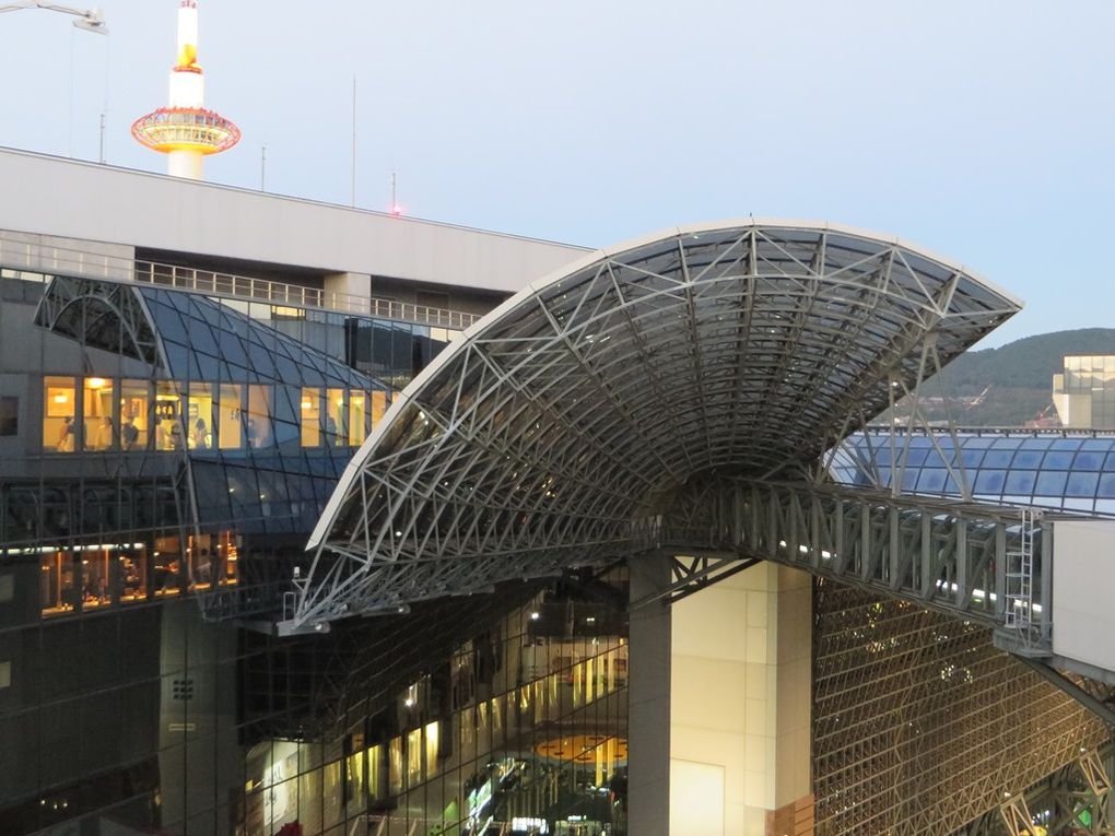 Retour à Kyoto centre: la gare et son architecture originale.