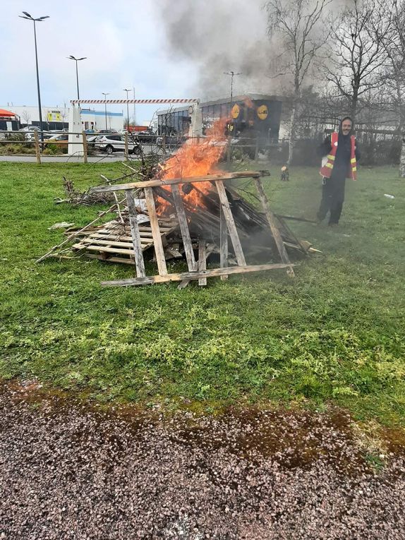 22/03 : Deux blocages ce mercredi matin à Vierzon, au rond point de la route de Neuvy et sur le site GRT - GRDF