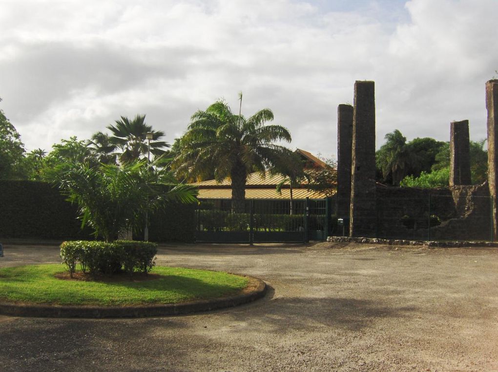 Voici quelques photos de cette première journée guyanaise ! Au programme balade à la pointe des Roches (à la pointe Est de Kourou) où se trouve le phare Dreyfus. Ce phare permettait de communiquer avec le bagne (les Iles du Salut) par sémaphore