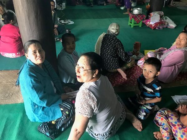 On entre dans le temple  plein de  fidèles en famille  et je suis accueilli par le Bonze Patriarche au sourire bienveillant  qui me présente un écrit en sanskrit sur les voies du bonheur - Soso me traduit  avec respect son oracle bienveillant  , c'est une belle attention . Je ferai  une offrande  en prenant soin de la mettre dans une enveloppe , car les bonzes ne doivent pas toucher l'argent .