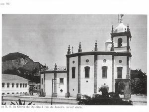 Les extérieurs des églises de Nossa Senhora da Gloria et de Sao Pedro dos Clerigos.