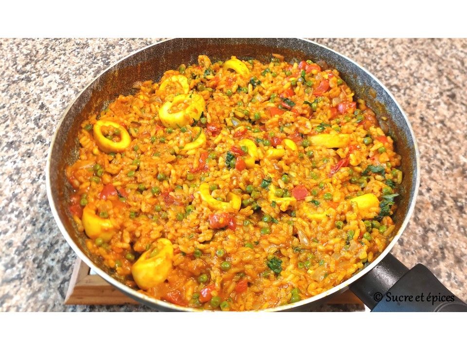 Riz aux calamars, poivrons et petits pois - Recette en vidéo