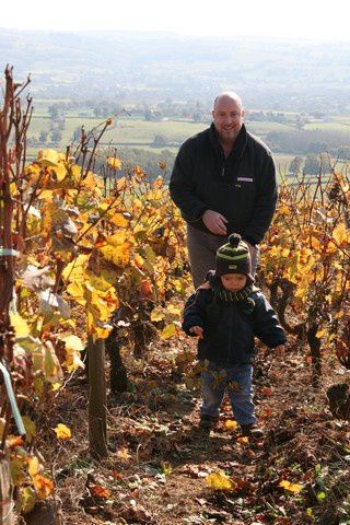 Je vous laisse découvrir nos premières vacances en Bourgogne. Un vrai moment de bonheur pour notre arrière grand mamie qui a bien profité de moi et de ma petite soeur.