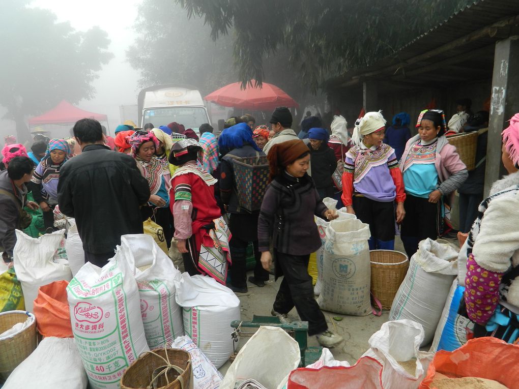 La brume se lève à peine, le petit village de Pangzhihua se réveille à peine. C'est jour de marché. Minorités Yi et Hani sont au rendez-vous.