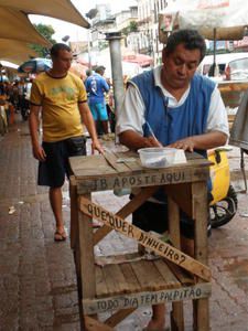 Un port effervescent, les vestiges d'un passé agité, un marché pittoresque et bariolé, des ruelles animées, un bref aperçu de Belém do Para et de son atmosphère populaire.