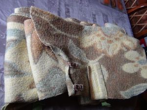 Les colis de Jeannine et Titi Oscar, de gauche à droite : les manteaux réalisés avec des couvertures de récupération et des petits pulls tricotés