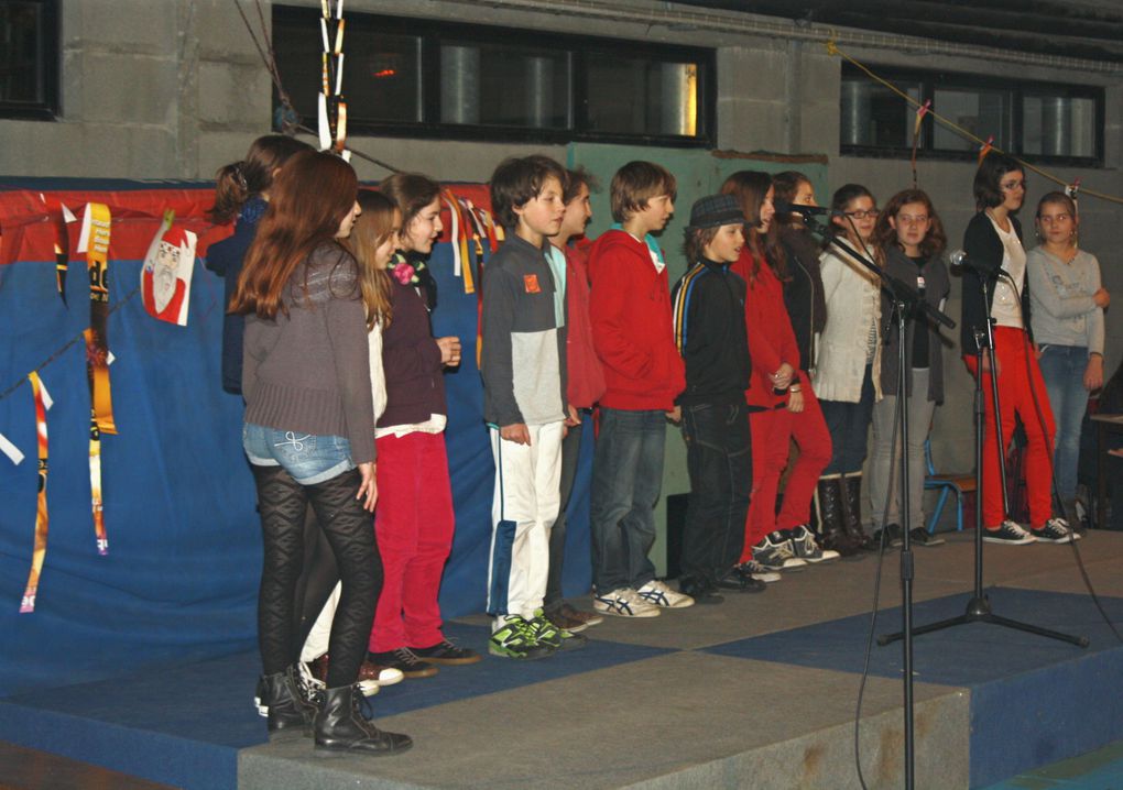 Vues prises pendant la première heure de la fête organisée par le Skolaj Diwan Liger-Atlantel de Saint-Herblain le 18 décembre 2012. Voir aussi le site du collège, plus complet.