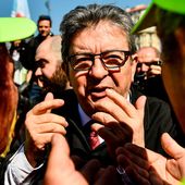 "Pas la peine de pleurer si vous le laissez faire", lance Mélenchon aux manifestants