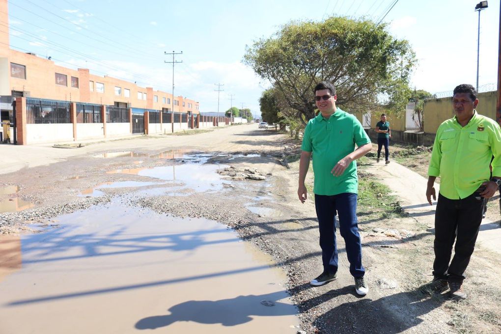  Alcalde Fuenmayor con el Plan Búho supervisó asfaltado de la avenida La Quizanda de Valencia