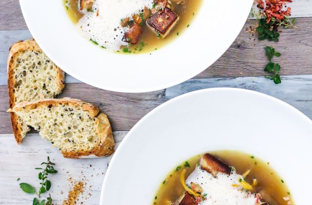 Bouillon de cèpes, champignons de saisons, dés de foie gras snackés & écume de lard fumé