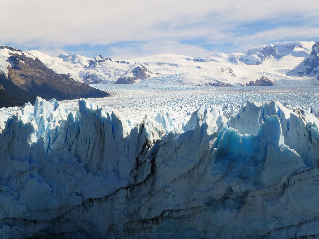 Was I happy to go to El Calafate and go see that famous glacier? Well hello yes! Even though I've had the chance to meet a few glaciers in the north (yes, meet, as I consider them as very alive) but never had I had the chance to see one like this. I spent an entire day with Tom and Flo contemplating it from head to toe, through different lights as the sun followed its route. I think meeting a glacier is the most humbling experience possible, you feel so tiny compared to these peaceful giants.